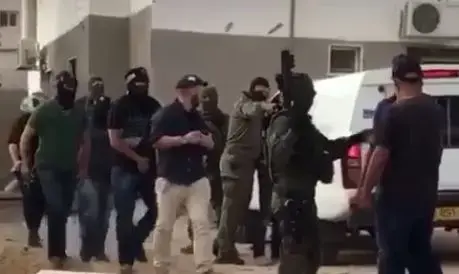 מעצר חשודים בחטיפת נשק מחייל בבית קמה, 28 במאי 2018 (חטיבת דובר המשטרה) מעצר חשודים בחטיפת נשק מחייל בבית קמה, 28 במאי 2018 (חטיבת דובר המשטרה)