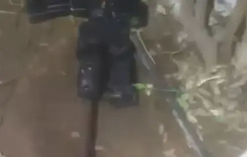 נשק שנחטף מחייל בצומת בית קמה ואותר במהלך מעצר חשודים במעשה, 28 במאי 2018 (חטיבת דובר המשטרה) נשק שנחטף מחייל בצומת בית קמה ואותר במהלך מעצר חשודים במעשה, 28 במאי 2018 (חטיבת דובר המשטרה)
