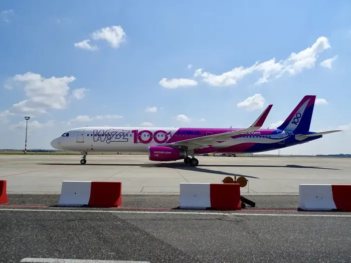 המטוס ה-100 של חברת הלואוקוסט Wizz Air וויז אייר (מערכת וואלה! NEWS , יוסי פישר) המטוס ה-100 של חברת הלואוקוסט Wizz Air וויז אייר (מערכת וואלה! NEWS , יוסי פישר)