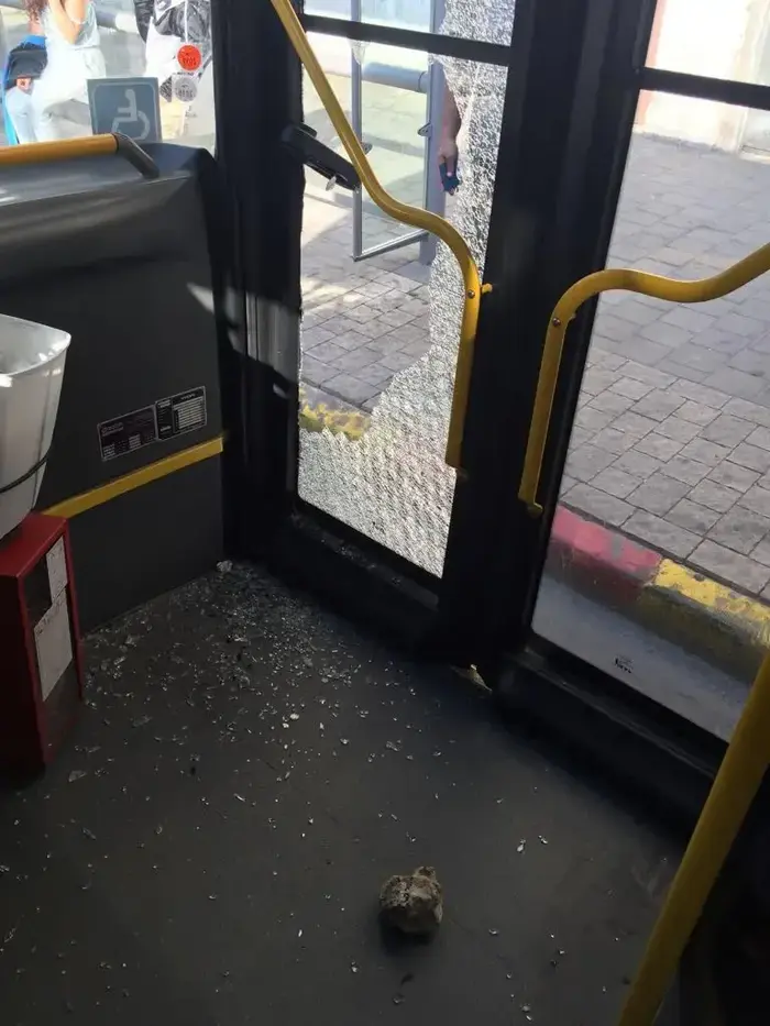 חלון אוטובוס נופץ במהלך קטטה בין נתוני אריתריאה בתל אביב, 5 ביוני 2018 (חטיבת דובר המשטרה) חלון אוטובוס נופץ במהלך קטטה בין נתוני אריתריאה בתל אביב, 5 ביוני 2018 (חטיבת דובר המשטרה)