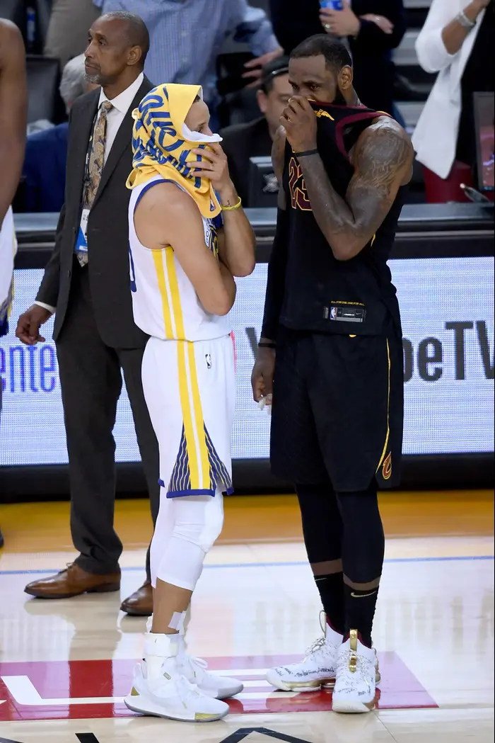 לברון ג'יימס מול סטפן קרי (GettyImages) לברון ג'יימס מול סטפן קרי (GettyImages)