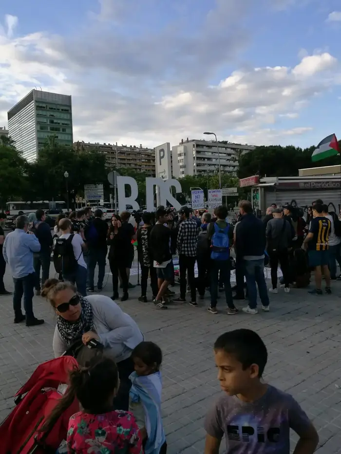הפגנת BDS נגד ישראל מול המחנה של נבחרת ארגנטינה, ברצלונה (מערכת וואלה! NEWS , אביעד סגל) הפגנת BDS נגד ישראל מול המחנה של נבחרת ארגנטינה, ברצלונה (מערכת וואלה! NEWS , אביעד סגל)