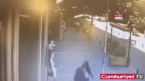 גיף בעל מכה את אשתו ברחוב (צילום מסך) גיף בעל מכה את אשתו ברחוב (צילום מסך)