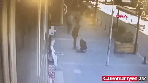 גיף בעל מכה את אשתו ברחוב - חוטף נגיחה (צילום מסך) גיף בעל מכה את אשתו ברחוב - חוטף נגיחה (צילום מסך)