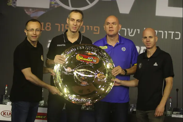 דני פרנקו מאמן הפועל תל אביב (מימין), נבן ספאחיה מאמן מכבי תל אביב, עודד קטש מאמן הפועל ירושלים, דן שמיר מאמן הפועל חולון (שלומי גבאי) דני פרנקו מאמן הפועל תל אביב (מימין), נבן ספאחיה מאמן מכבי תל אביב, עודד קטש מאמן הפועל ירושלים, דן שמיר מאמן הפועל חולון (שלומי גבאי)