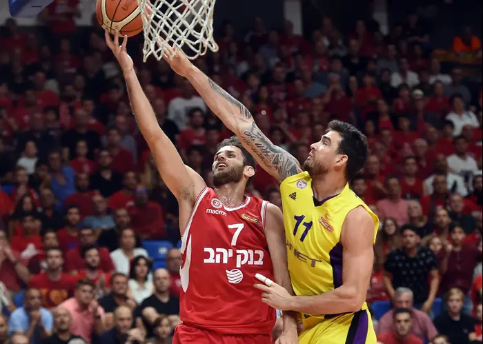 שחקן הפועל ירושלים סטראטוס פרפרוגלו מול שחקן הפועל חולון ג'ו אלכסנדר (ברני ארדוב) שחקן הפועל ירושלים סטראטוס פרפרוגלו מול שחקן הפועל חולון ג'ו אלכסנדר (ברני ארדוב)