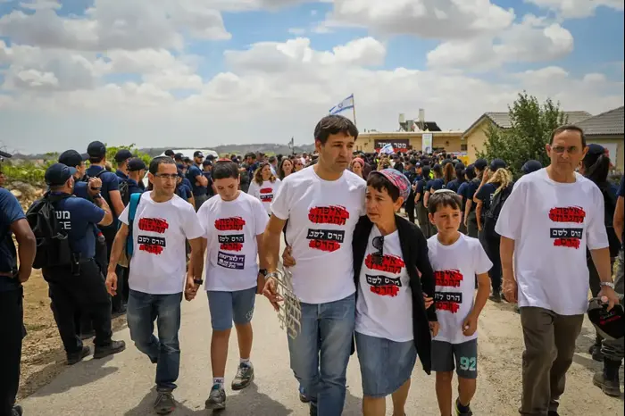 בני משפחת בולוויק מפונים מביתם בנתיב אבות, 12 ביוני 2018 (נועם מושקוביץ) בני משפחת בולוויק מפונים מביתם בנתיב אבות, 12 ביוני 2018 (נועם מושקוביץ)