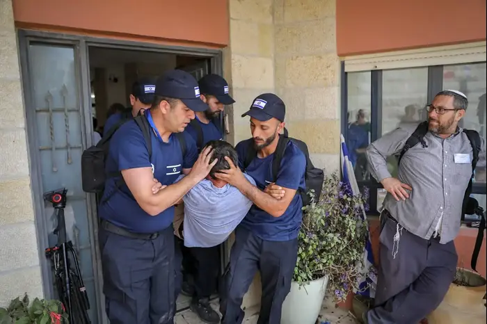 בני משפחת נוי מתפנים מביתם בנתיב אבות, 12 ביוני 2018 (נועם מושקוביץ) בני משפחת נוי מתפנים מביתם בנתיב אבות, 12 ביוני 2018 (נועם מושקוביץ)