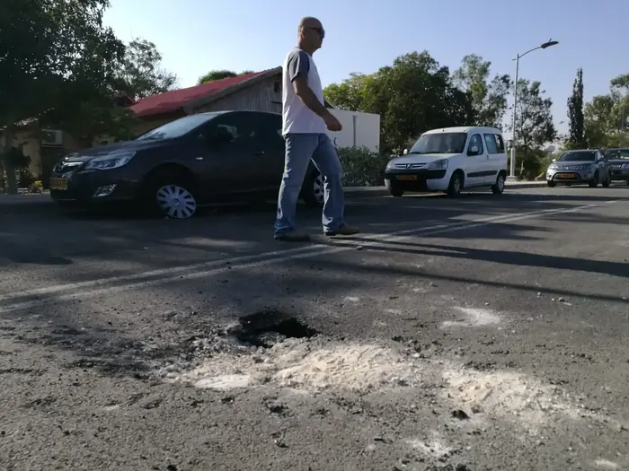 נזקים שנגרמו בעקבות נפילת רקטה בקיבוץ סופה, 20 ביוני 2018 (שי מכלוף) נזקים שנגרמו בעקבות נפילת רקטה בקיבוץ סופה, 20 ביוני 2018 (שי מכלוף)