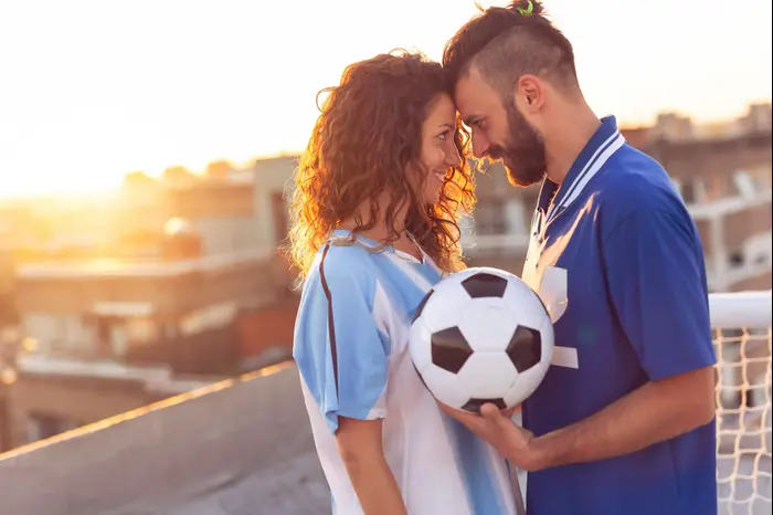 בחורה ובחורה מאוהבים (ShutterStock) בחורה ובחורה מאוהבים (ShutterStock)