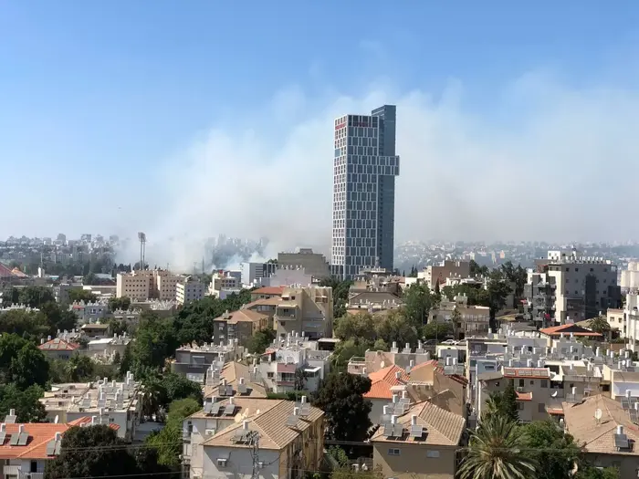 שריפה ליד תחנת רכבת בני ברק 26 ביוני 2018 (מערכת וואלה! NEWS) שריפה ליד תחנת רכבת בני ברק 26 ביוני 2018 (מערכת וואלה! NEWS)
