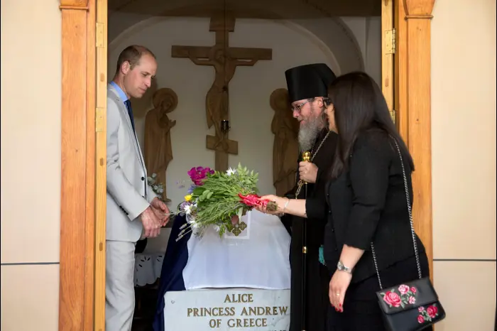 הנסיך הבריטי, וויליאם במהלך ביקרו קבר סבתו בהר הזיתים, ירושלים 28 ביוני 2018 (רויטרס)