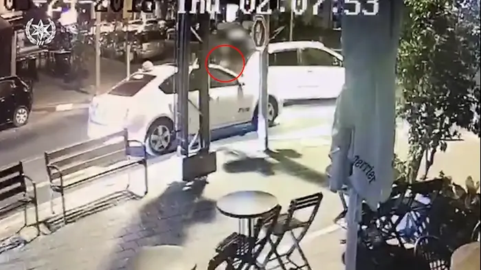 תקרית ירי ברחוב דיזנגוף- נהג מונית כבן 42 מראשל"צ הותקף ע"י חשוד ובתגובה ירה יריית אזהרה באוויר (אתר רשמי) תקרית ירי ברחוב דיזנגוף- נהג מונית כבן 42 מראשל"צ הותקף ע"י חשוד ובתגובה ירה יריית אזהרה באוויר (אתר רשמי)