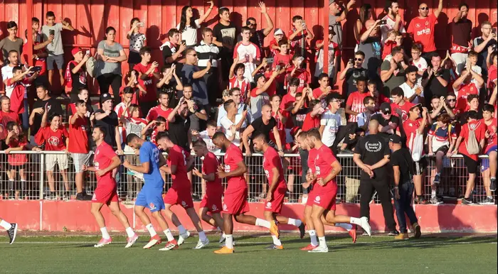 שחקני הפועל תל אביב מתאמנים (קובי אליהו) שחקני הפועל תל אביב מתאמנים (קובי אליהו)