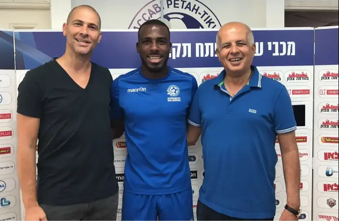 שחקן מכבי פתח תקוה רומאריו פירס עם אבי לוזון, אבי נמני (יח"צ) שחקן מכבי פתח תקוה רומאריו פירס עם אבי לוזון, אבי נמני (יח"צ)
