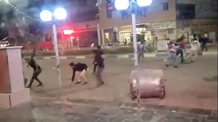לב המחאה באיראן - תיעוד: אלפי מפגינים ברחבי המדינה נגד הממשל, הדיקקטור והכלכלה הקורסת: "מוות לדיקטטור!" (אתר רשמי) לב המחאה באיראן - תיעוד: אלפי מפגינים ברחבי המדינה נגד הממשל, הדיקקטור והכלכלה הקורסת: "מוות לדיקטטור!" (אתר רשמי)