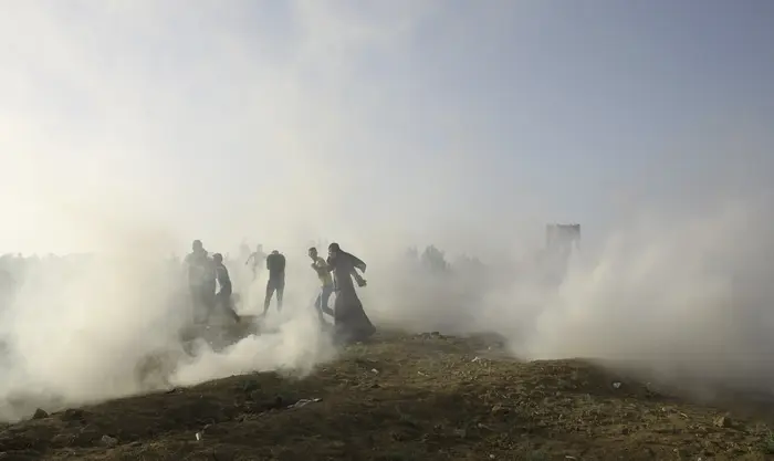 מפגינים פלסטינים ברצועת עזה בקרבת גדר המערכת, 3 ביולי 2018 (AP) מפגינים פלסטינים ברצועת עזה בקרבת גדר המערכת, 3 ביולי 2018 (AP)