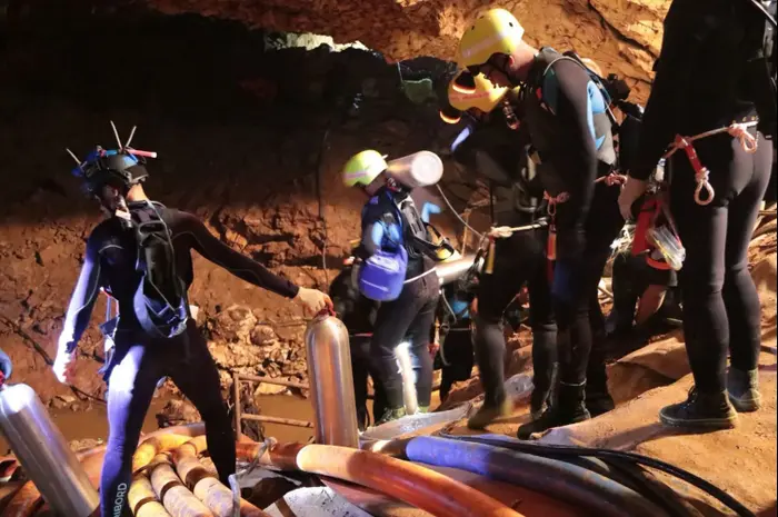 מים נשאבים החוצה מהמערה שבה לכודים 12 נערים בצפון תאילנד, 7 ביולי 2018 (AP) מים נשאבים החוצה מהמערה שבה לכודים 12 נערים בצפון תאילנד, 7 ביולי 2018 (AP)
