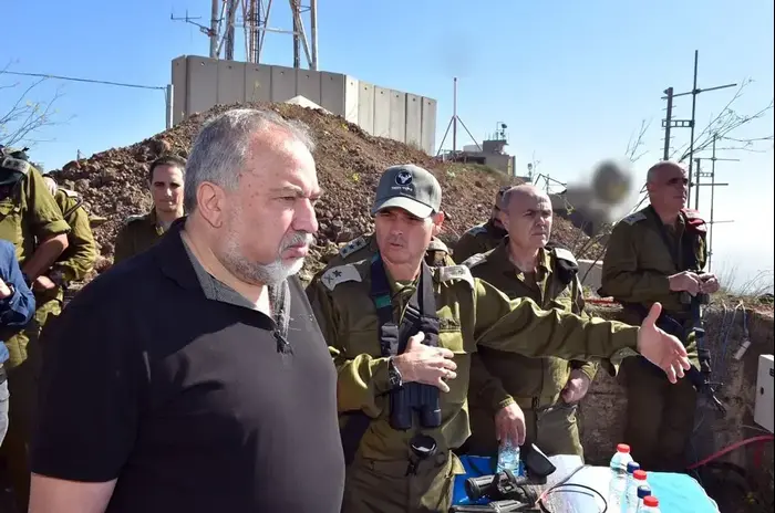 שר הביטחון אביגדור ליברמן בסיור ברמת הגולן (מערכת וואלה! NEWS , אריאל חרמוני, משרד הביטחון) שר הביטחון אביגדור ליברמן בסיור ברמת הגולן (מערכת וואלה! NEWS , אריאל חרמוני, משרד הביטחון)