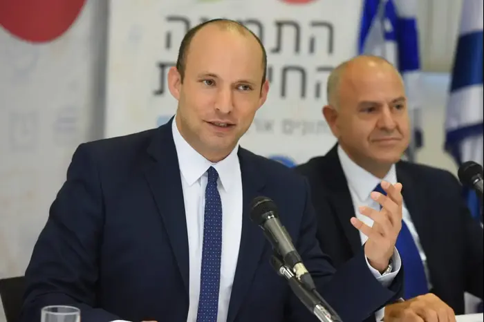 שר החינוך, נפתלי בנט ומנכ"ל משרד החינוך, שמואל אבואב (יח"צ , משרד החינוך) שר החינוך, נפתלי בנט ומנכ"ל משרד החינוך, שמואל אבואב (יח"צ , משרד החינוך)