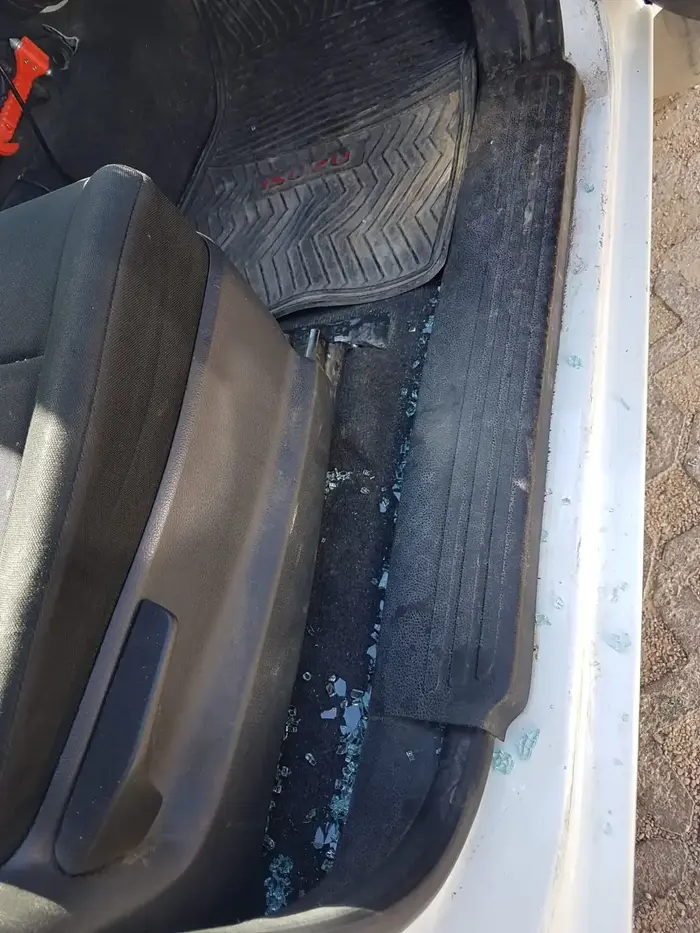 נזקי הניידות בעת תקיפת השוטרים בתל שבע 11 ביולי 2018 (מערכת וואלה! NEWS) נזקי הניידות בעת תקיפת השוטרים בתל שבע 11 ביולי 2018 (מערכת וואלה! NEWS)