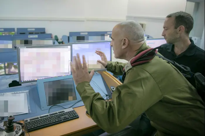 אייטם למגזין של אמיר בוחבוט על תאי התקיפה של צה"ל
האלוף יוסי בכר בבית הספר לפיקוד ושליטה (נועם מושקוביץ)