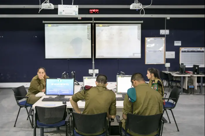 אייטם למגזין של אמיר בוחבוט על תאי התקיפה של צה"ל
האלוף יוסי בכר בבית הספר לפיקוד ושליטה (נועם מושקוביץ)