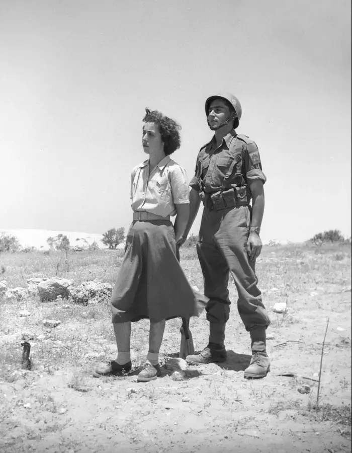 אזכרה ראשונה לחללי ניצנים- חייל וחיילת באזכרה
1.5.49 (מערכת וואלה! NEWS , באדיבות ארכיון צה"ל במשרד הביטחון צלם: יהודה איזנשטרק) אזכרה ראשונה לחללי ניצנים- חייל וחיילת באזכרה
1.5.49 (מערכת וואלה! NEWS , באדיבות ארכיון צה"ל במשרד הביטחון צלם: יהודה איזנשטרק)