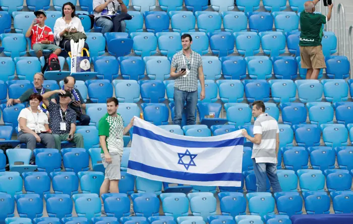 אוהדים עם דגל ישראל לפני המשחק בין נבחרת בלגיה לבין נבחרת אנגליה, מונדיאל 2018 (רויטרס) אוהדים עם דגל ישראל לפני המשחק בין נבחרת בלגיה לבין נבחרת אנגליה, מונדיאל 2018 (רויטרס)
