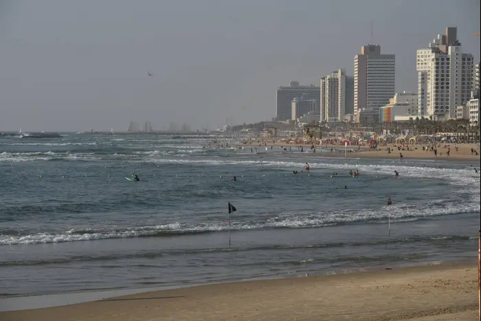 חופי הים בתל אביב בזמן גמר המונדיאל, 15 ביולי 2018 (ראובן קסטרו) חופי הים בתל אביב בזמן גמר המונדיאל, 15 ביולי 2018 (ראובן קסטרו)