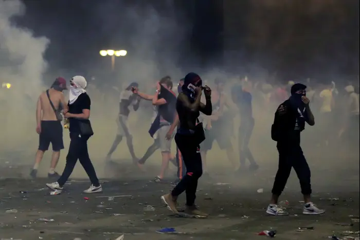 אוהדי נבחרת צרפת, מהומות, שאנז אליזה פריס (רויטרס) אוהדי נבחרת צרפת, מהומות, שאנז אליזה פריס (רויטרס)
