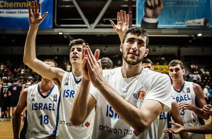 שחקני נבחרת העתודה חוגגים, יובל זוסמן (אתר רשמי , אתר פיב"א) שחקני נבחרת העתודה חוגגים, יובל זוסמן (אתר רשמי , אתר פיב"א)