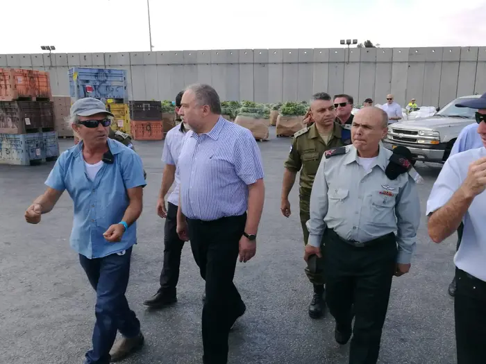 שר הביטחון, אביגדור ליברמן מבקר בשדרות, 22 ביולי 2018 (שי מכלוף) שר הביטחון, אביגדור ליברמן מבקר בשדרות, 22 ביולי 2018 (שי מכלוף)