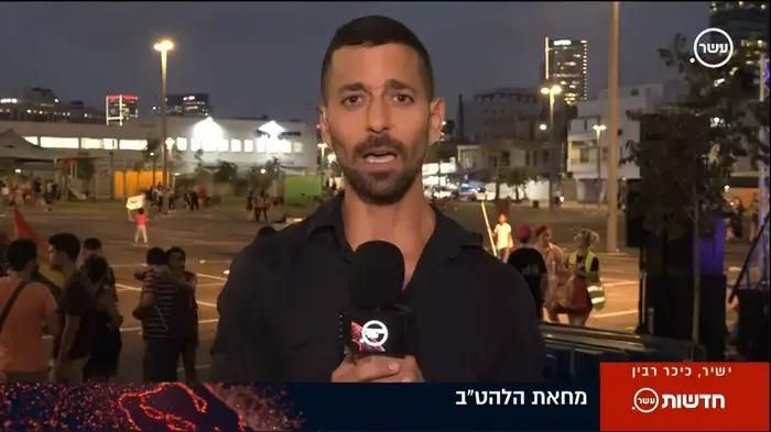 סיקור הפגנת הלהט"ב בחדשות ערוץ עשר ובערוץ קשת ורשת חדשות (צילום מסך) סיקור הפגנת הלהט"ב בחדשות ערוץ עשר ובערוץ קשת ורשת חדשות (צילום מסך)