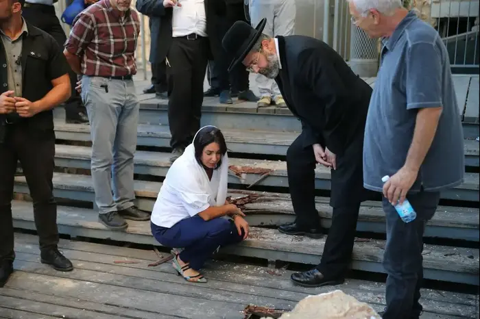 הרב הראשי לישראל דוד לאו עם שרת התרבות מירי רגב בכותל המערבי ב-23 ביולי 2017 (מערכת וואלה! NEWS , חיים גולדברג, כיכר השבת) הרב הראשי לישראל דוד לאו עם שרת התרבות מירי רגב בכותל המערבי ב-23 ביולי 2017 (מערכת וואלה! NEWS , חיים גולדברג, כיכר השבת)