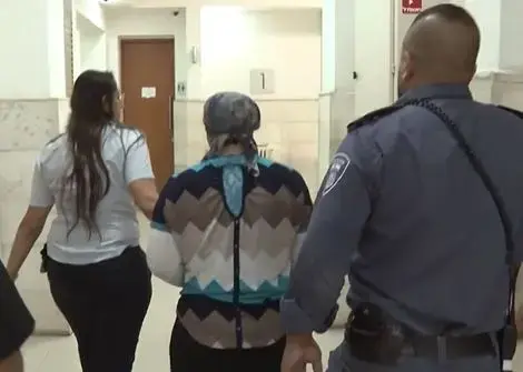 האם החשודה בהזרקת אינסולין לילדיה בדיון בהארכת מעצרה בבית משפט השלום בירושלים, 24 ביולי 2018 (רוני כנפו) האם החשודה בהזרקת אינסולין לילדיה בדיון בהארכת מעצרה בבית משפט השלום בירושלים, 24 ביולי 2018 (רוני כנפו)