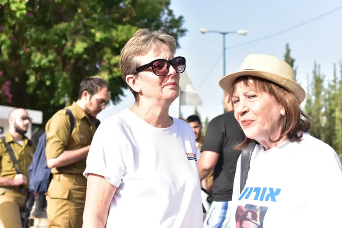 אימותיהם של אורון שאול והדר גולדין בבקו"ם בתל השומר משכנעות אימהות של צעירים שמתגייסים הבוקר לגולני להצטרף למאבקן, 25 ביולי 2018 (ניב אהרונסון) אימותיהם של אורון שאול והדר גולדין בבקו"ם בתל השומר משכנעות אימהות של צעירים שמתגייסים הבוקר לגולני להצטרף למאבקן, 25 ביולי 2018 (ניב אהרונסון)