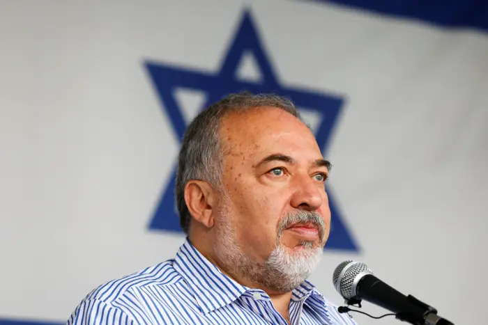 שר הביטחון אביגדור ליברמן במעבר כרם שלום, 22 ביולי 2018 (רויטרס)