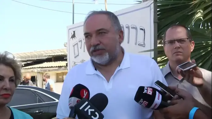 שר הביטחון אביגדור ליברמן בסיור בקיבוץ אור הנר עם חברי מפלגת ישראל ביתנו, 27 ביולי 2018 (אבי כהן) שר הביטחון אביגדור ליברמן בסיור בקיבוץ אור הנר עם חברי מפלגת ישראל ביתנו, 27 ביולי 2018 (אבי כהן)