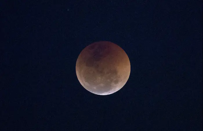 ליקוי הירח בשמי מדריד, ספרד, 27 ביולי 2018 (AP) ליקוי הירח בשמי מדריד, ספרד, 27 ביולי 2018 (AP)