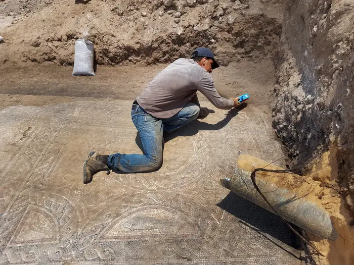 בלוד נחשף פסיפס נוסף בן 1700 שנה (מערכת וואלה! NEWS , אמיר גורזלזני, רשות העתיקות) בלוד נחשף פסיפס נוסף בן 1700 שנה (מערכת וואלה! NEWS , אמיר גורזלזני, רשות העתיקות)
