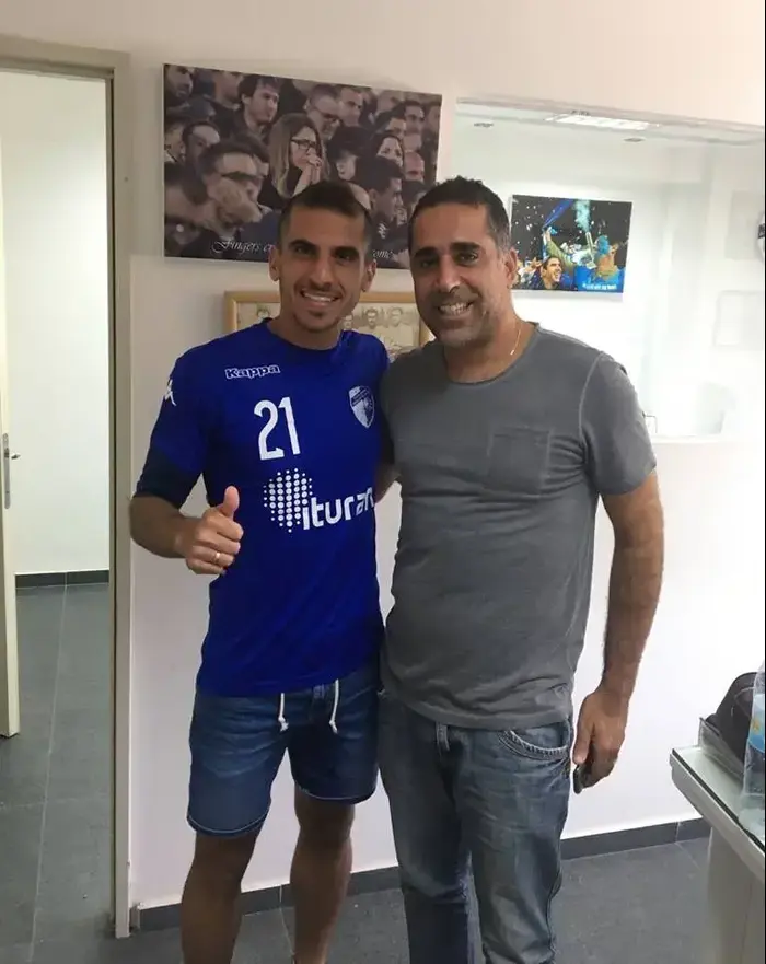 אלון בוזורגי שחקן עירוני קרית שמונה עם המנכ"ל יוסי אדרי (אתר רשמי , אתר רשמי עירוני קרית שמונה)