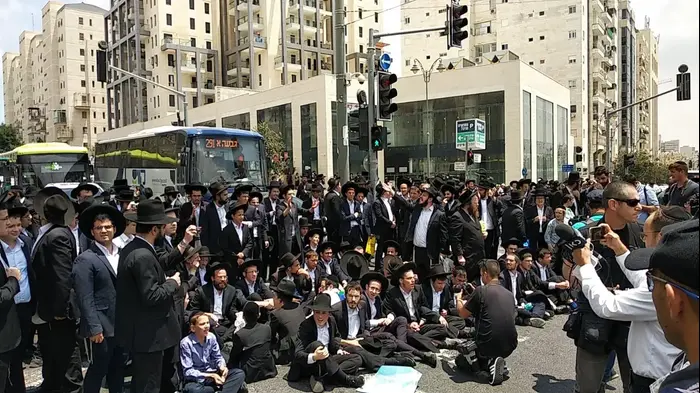 הפגנת החרדים בירושלים, 2 באוגוסט 2018 (מערכת וואלה! NEWS , מחאות החרדים הקיצוניים) הפגנת החרדים בירושלים, 2 באוגוסט 2018 (מערכת וואלה! NEWS , מחאות החרדים הקיצוניים)