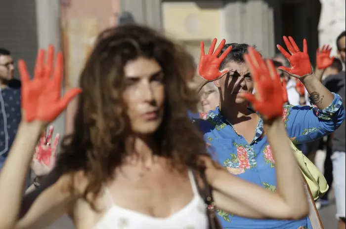איטליה הפגנה נגד מדיניות הגירה מהגרים (AP) איטליה הפגנה נגד מדיניות הגירה מהגרים (AP)