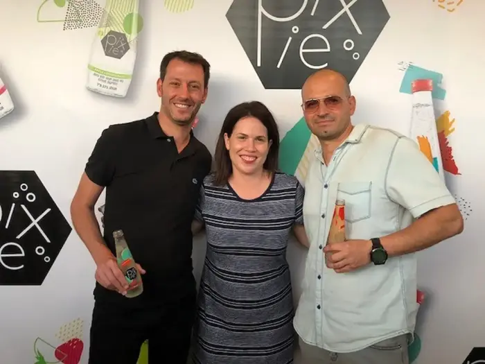 יוסי שחר, ענת סגל ודניאל בר (יח"צ , מקור גלעד תקשורת) יוסי שחר, ענת סגל ודניאל בר (יח"צ , מקור גלעד תקשורת)