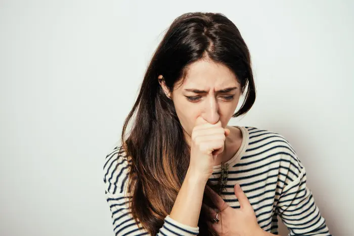 אישה משתעלת (ShutterStock)