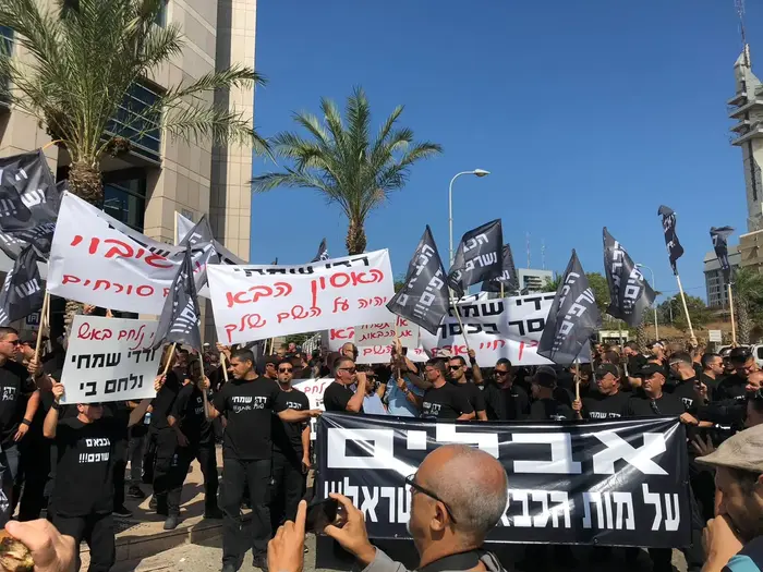 מאות כבאים מכל רחבי הארץ מפגינים בשעה זו מול קרית הממשלה בתל אביב נגד נציב כבאות והצלה דדי שימחי, 6 באוגוסט 2018 (מערכת וואלה! NEWS , ארגון הכבאים) מאות כבאים מכל רחבי הארץ מפגינים בשעה זו מול קרית הממשלה בתל אביב נגד נציב כבאות והצלה דדי שימחי, 6 באוגוסט 2018 (מערכת וואלה! NEWS , ארגון הכבאים)