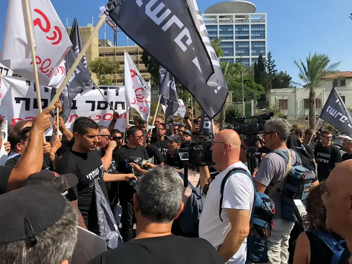 מאות כבאים מכל רחבי הארץ מפגינים בשעה זו מול קרית הממשלה בתל אביב נגד נציב כבאות והצלה דדי שימחי, 6 באוגוסט 2018 (מערכת וואלה! NEWS , ארגון הכבאים) מאות כבאים מכל רחבי הארץ מפגינים בשעה זו מול קרית הממשלה בתל אביב נגד נציב כבאות והצלה דדי שימחי, 6 באוגוסט 2018 (מערכת וואלה! NEWS , ארגון הכבאים)