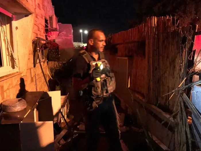 שוטרים בזירת הנפילה בשדרות, 8 באוגוסט 2018 (חטיבת דובר המשטרה) שוטרים בזירת הנפילה בשדרות, 8 באוגוסט 2018 (חטיבת דובר המשטרה)