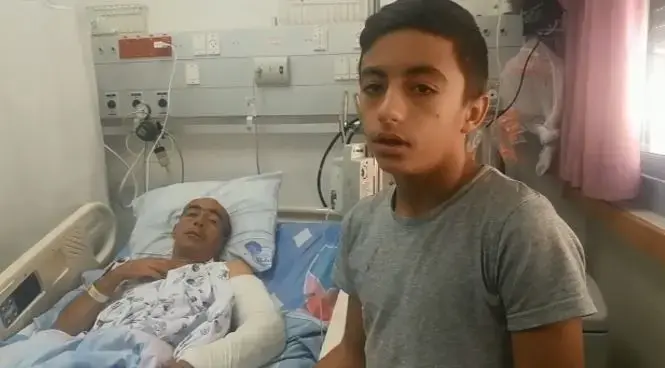 שלו לוי, בנו של אבי לוי שנפצע מרסיס בידו ונותח בלילה בעקבות המטח לעוטף עזה (מערכת וואלה! NEWS , דוברות ברזילי)